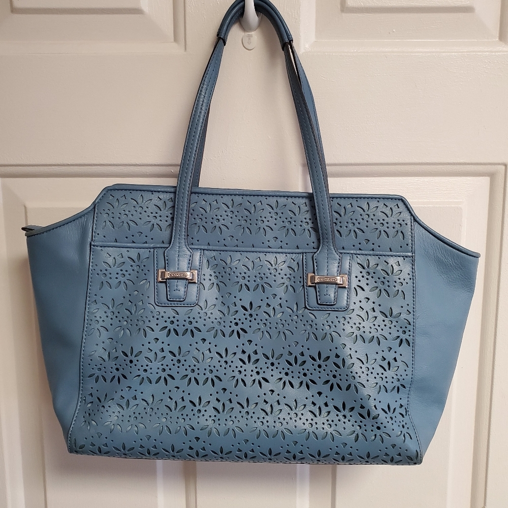 Beautiful light blue Coach cut out pattern bag - Picture 4 of 16